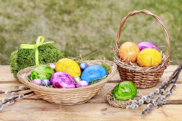 Traditional Easter basket with colorful eggs. — Stock Photo, Image