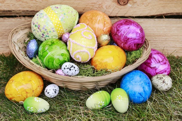 Traditional Easter basket with colorful eggs. — Stock Photo, Image