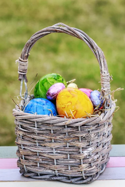 Traditional Easter basket with colorful eggs. — Stock Photo, Image