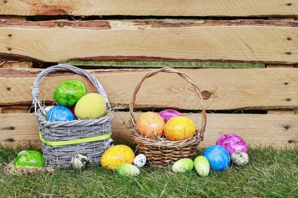 Cesta tradicional de Pascua con huevos coloridos . — Foto de Stock