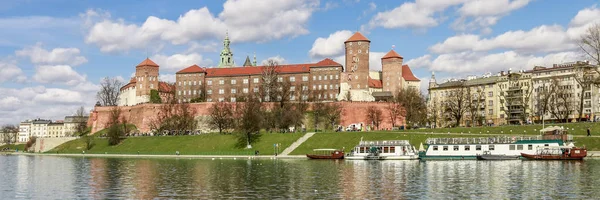 Kraków, Polska-19 marca 2016: panoramiczny widok na Wawel Royal C — Zdjęcie stockowe