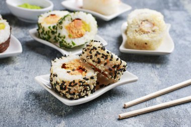 Suşi gri taş arka plan üzerinde ayarlayın.