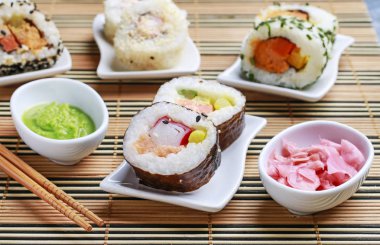 Suşi gri taş arka plan üzerinde ayarlayın.