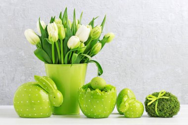 Tüm yeşil: lale, Paskalya yumurtaları ve tavşanlar