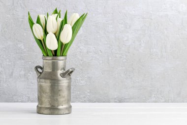 Vintage gümüş olabilir beyaz lale buketi. Gri taş backgr