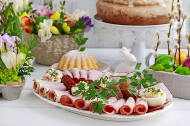 Gıda ve bahar çiçek düzenlemeleri ile Paskalya şenlikli tablo