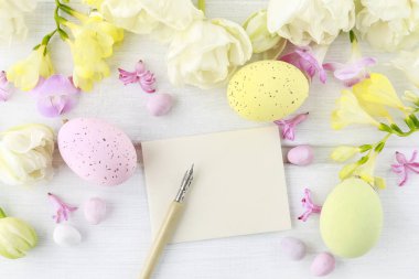 Bahar çiçekleri ile Paskalya tebrik arka plan: lale, freesia