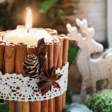 Tarçın çubukları ile süslenmiş mum, doğal Noel düzenlenmesi