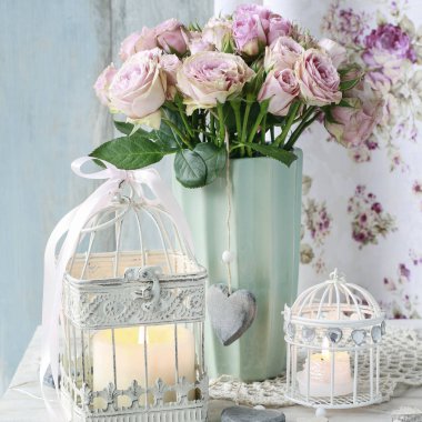 Seramik vazo içinde pembe gül buketi.