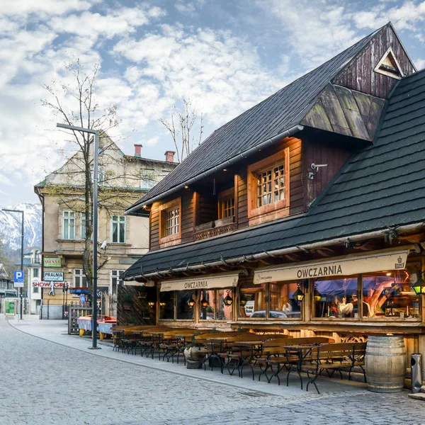 ZAKOPANE, POLONIA - 26 DE ABRIL DE 2016: Restaurante tradicional de madera —  Fotos de Stock