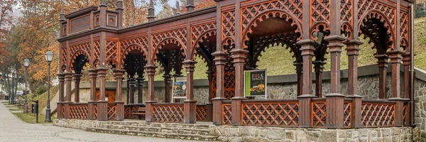 SZCZAWNICA, POLAND - OCTOBER 30, 2016: Wooden gazebo in historic — Stock Photo, Image