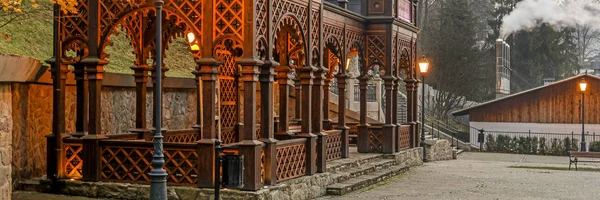 SZCZAWNICA, POLOGNE - 30 OCTOBRE 2016 : Gazebo en bois dans l'histoire — Photo