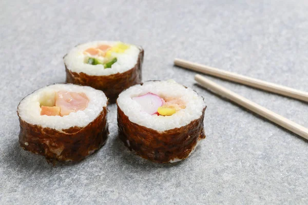Sushi definido no fundo de pedra cinza . — Fotografia de Stock