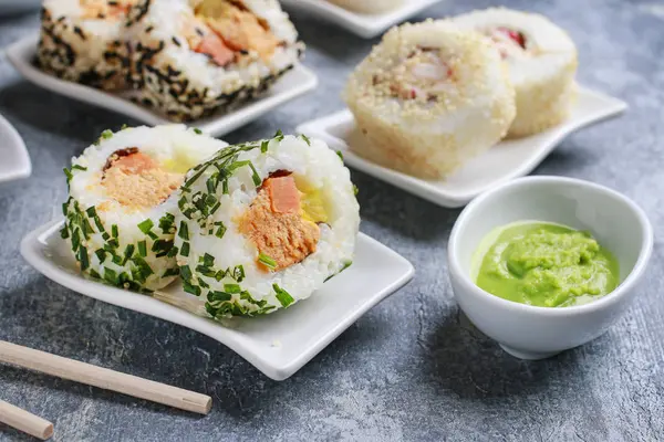 Sushi set på grå sten bakgrund. — Stockfoto