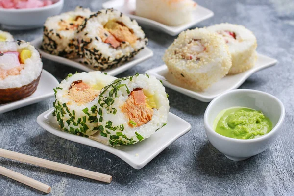 Sushi set på grå sten bakgrund. — Stockfoto