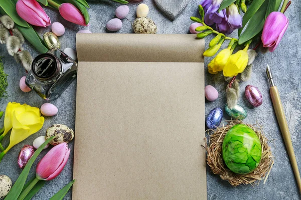 Kleurrijke bloemen en geschilderde paaseieren op grijs, stenen backgrou — Stockfoto