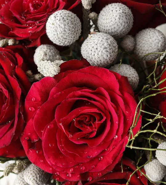 Detail des Blumenschmucks mit roten Rosen und Brunia. — Stockfoto