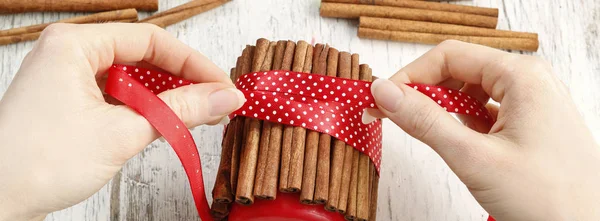 Cómo hacer velas decoradas con palitos de canela. — Foto de Stock