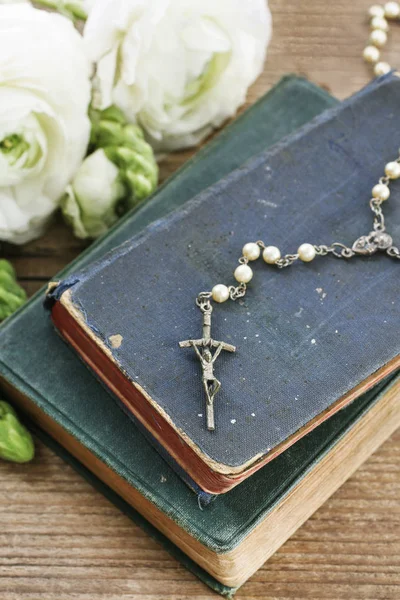 Santa Biblia y rosario blanco — Foto de Stock