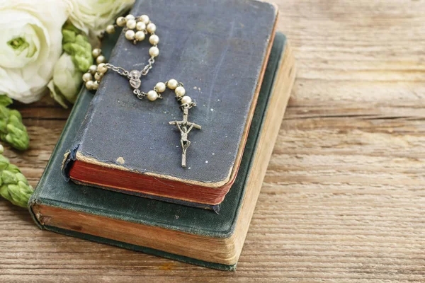 Heilige Bibel und weißer Rosenkranz — Stockfoto