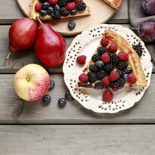 Trozo de tarta de frutas con moras, frambuesas y arándanos — Foto de Stock