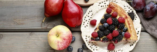 Crostata di frutta con more, lamponi e mirtilli — Foto Stock