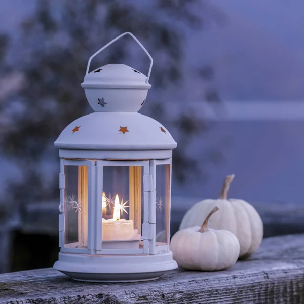Witte lantaarn op houten pier — Stockfoto
