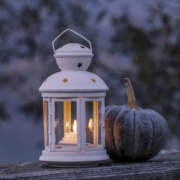 Witte lantaarn op houten pier — Stockfoto