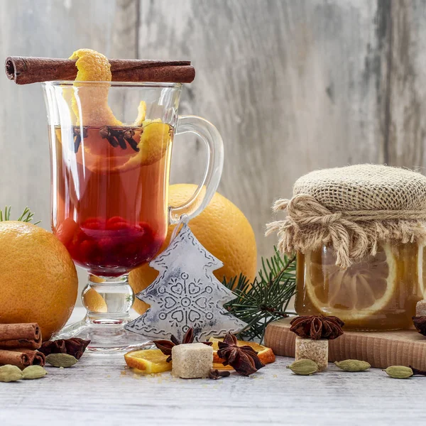 Heißes, aromatisches Weihnachtsgetränk mit Gewürzen und Orangenschale. — Stockfoto