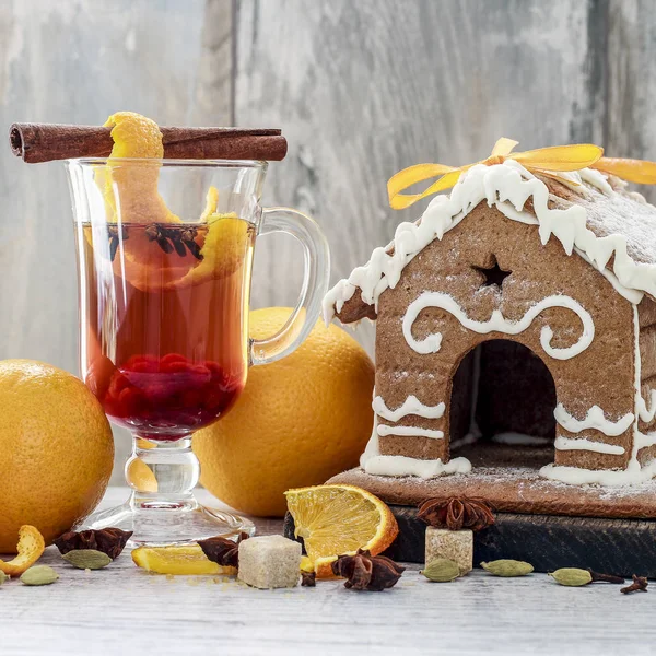 Heißes, aromatisches Weihnachtsgetränk mit Gewürzen und Orangenschale. — Stockfoto