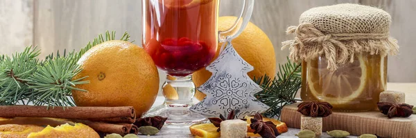 Bebida de Natal quente e aromática com especiarias e casca de laranja . — Fotografia de Stock