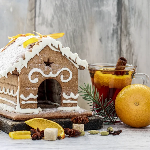 Bevanda natalizia calda e aromatica con spezie e scorza d'arancia . — Foto Stock