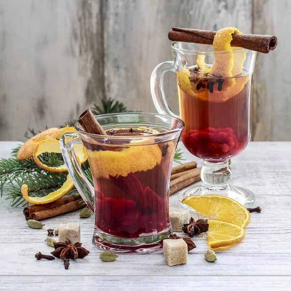 Bebida de Natal quente e aromática com especiarias e casca de laranja . — Fotografia de Stock