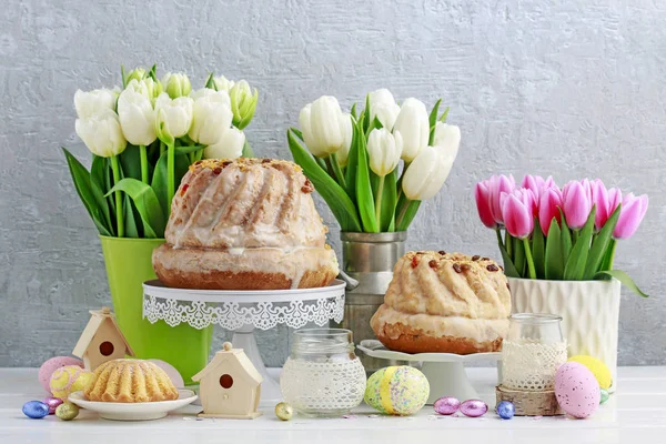 Mesa de Pascua con pasteles, huevos y flores . — Foto de Stock