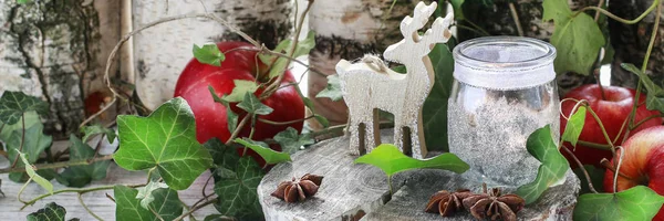 Hirsche aus Holz, traditionelle Weihnachtsdekoration. — Stockfoto