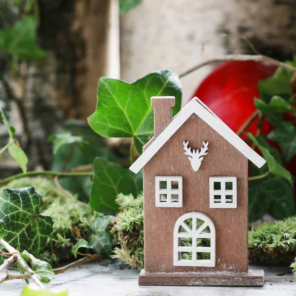 Casa de madera. Decoración tradicional de Navidad . — Foto de Stock