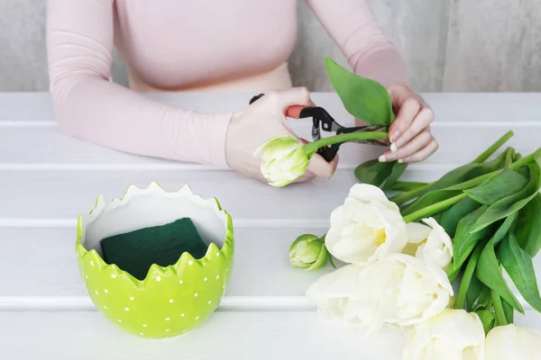 Cómo hacer un hermoso arreglo floral de primavera con tulipán blanco. — Foto de Stock