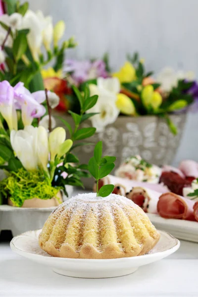 Easter festive table with food and spring floral arrangements — Stock Photo, Image