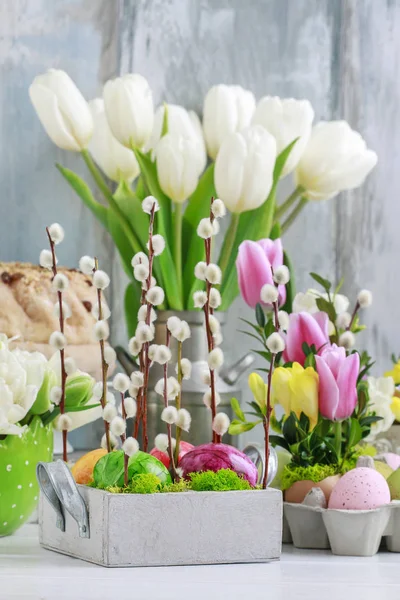 Decoración floral de Pascua con amentos, huevos pintados y flores . —  Fotos de Stock