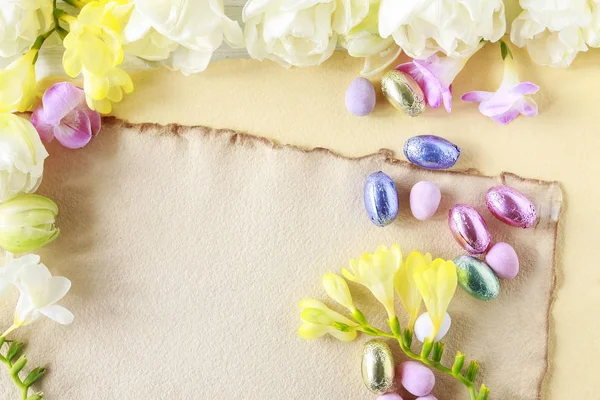 Freesias, hyacinty a tulipány na pozadí papíru — Stock fotografie