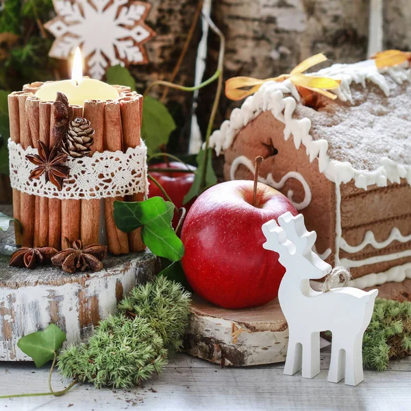 Candle decorated with cinnamon sticks,  natural Christmas arrang — Stock Photo, Image