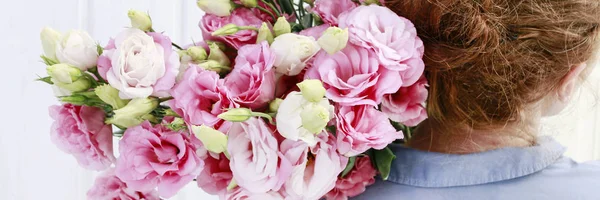 Floristin mit einem großen Strauß pinkfarbener Eustoma-Blumen. — Stockfoto