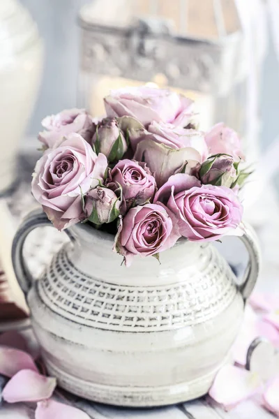 Buquê de rosas rosa em vaso cerâmico . — Fotografia de Stock