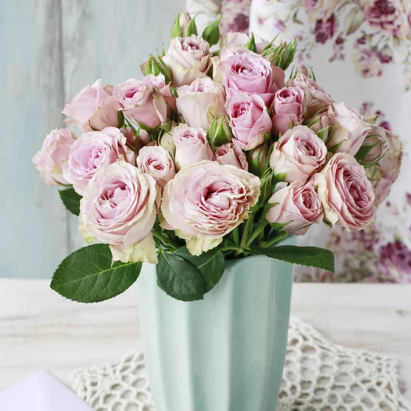 Buquê de rosas rosa em vaso cerâmico . — Fotografia de Stock