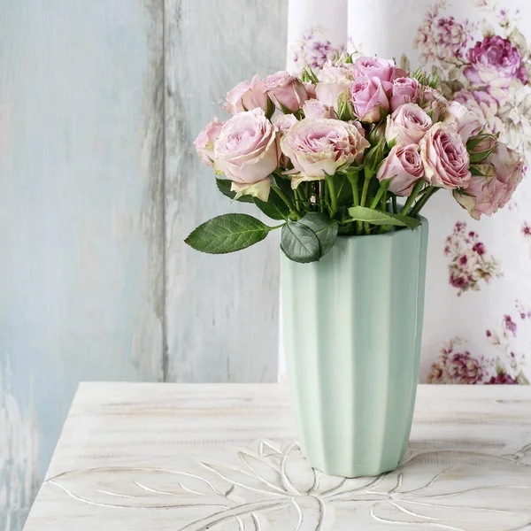 A kerámia váza rózsaszín rózsa csokor. — Stock Fotó