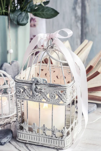 Romantická lampa se svíčkami. Domácí dekorace — Stock fotografie