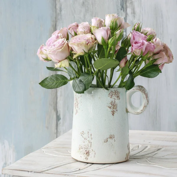 Bukett med rosa rosor i keramik vas. — Stockfoto