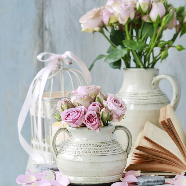 Buquê de rosas rosa em vaso cerâmico . — Fotografia de Stock