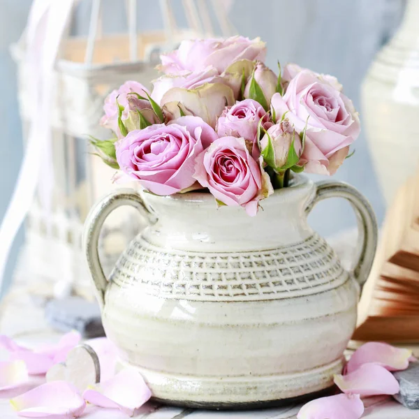 Ανθοδέσμη με ροζ τριαντάφυλλα σε κεραμικό βάζο. — Φωτογραφία Αρχείου