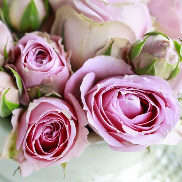陶瓷花瓶中的粉红色玫瑰花束. — 图库照片